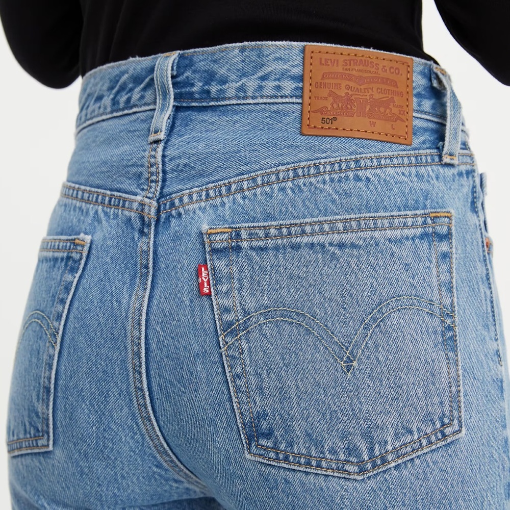 Levi’s 501 light wash like-new